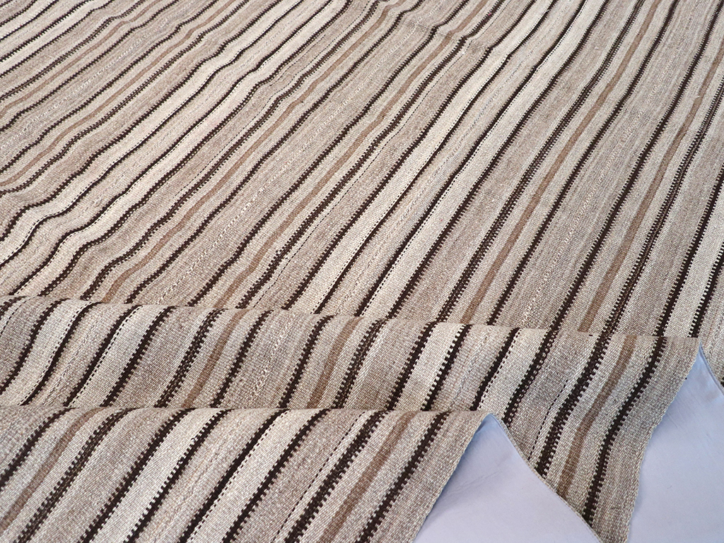 Vintage Persian Flatweave Kilim Room Size Carpet, No.25272 - Galerie Shabab