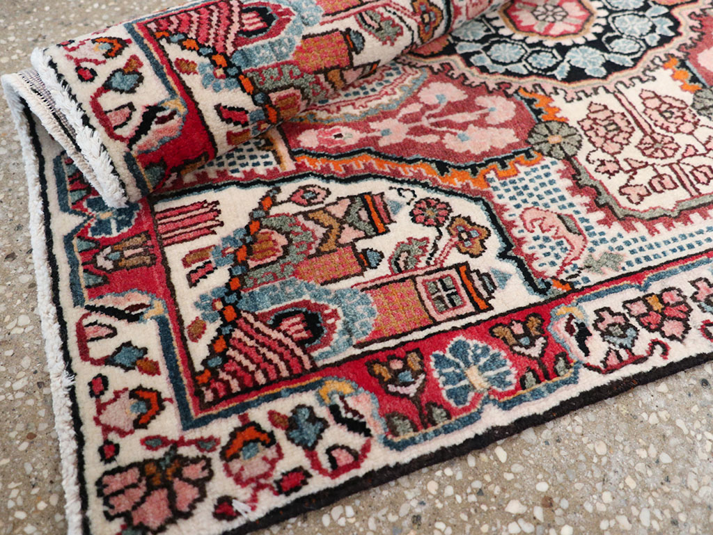 Vintage Persian Sarouk Rug, No.25325 - Galerie Shabab