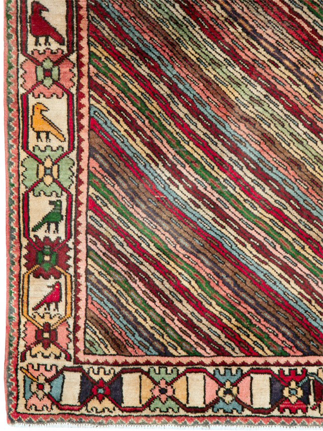Vintage Persian Shiraz Rug, No.25379 - Galerie Shabab