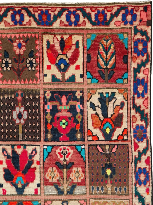 Vintage Persian Bakhtiari Rug, No.25383 - Galerie Shabab
