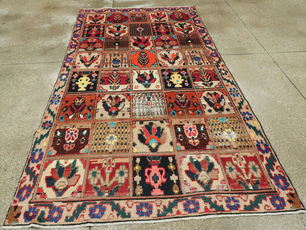 Vintage Persian Bakhtiari Rug, No.25383 - Galerie Shabab