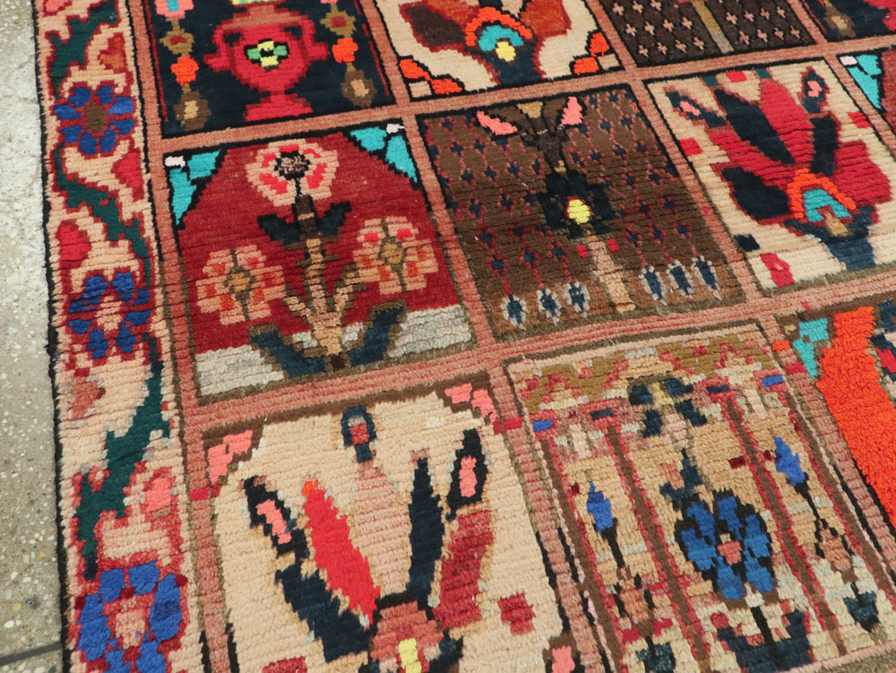 Vintage Persian Bakhtiari Rug, No.25383 - Galerie Shabab