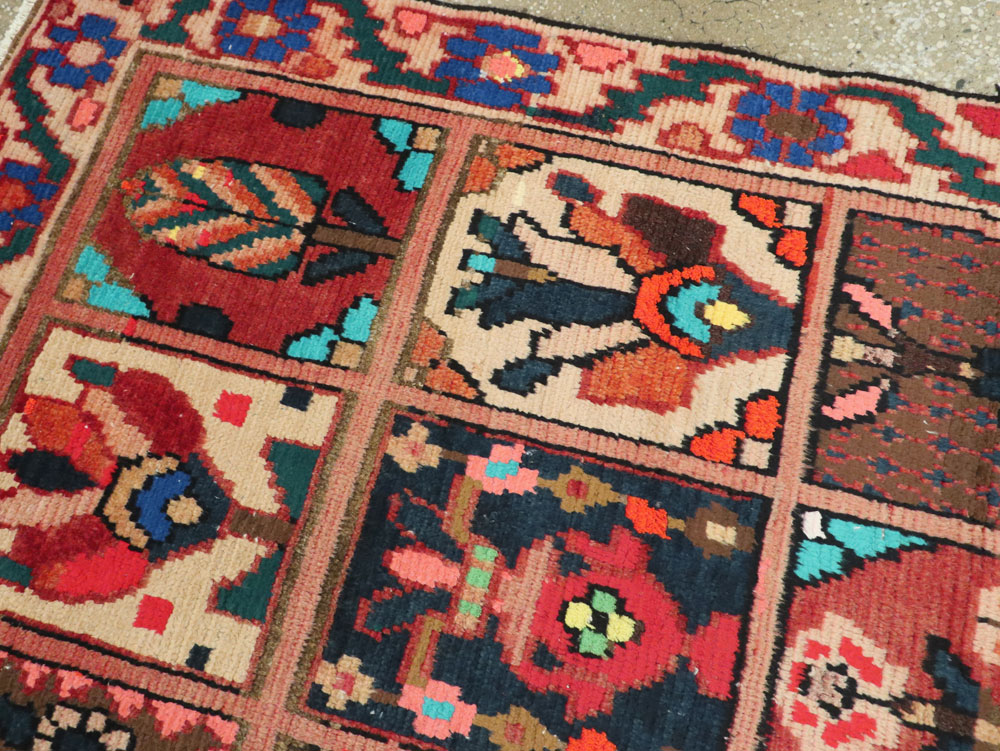 Vintage Persian Bakhtiari Rug, No.25383 - Galerie Shabab