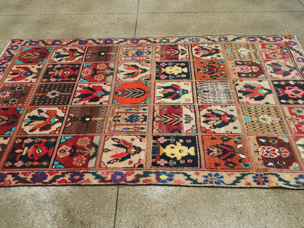 Vintage Persian Bakhtiari Rug, No.25383 - Galerie Shabab