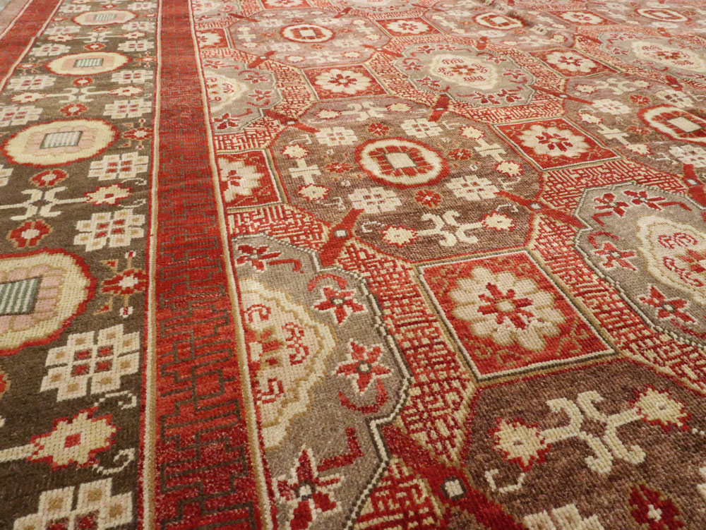 Contemporary Large Egyptian Carpet in the Khotan Style, No.25452 - Galerie Shabab