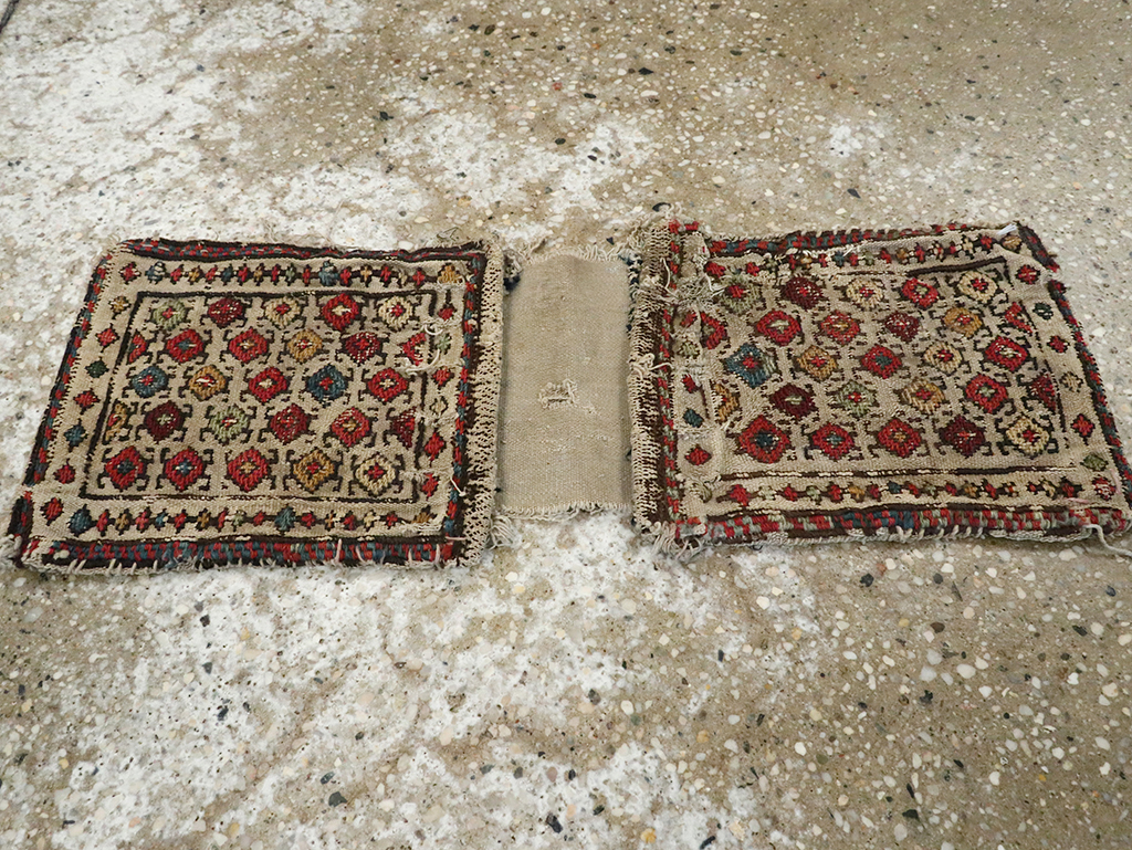 Antique Central Asian Soumak Saddlebag, No.25480 - Galerie Shabab