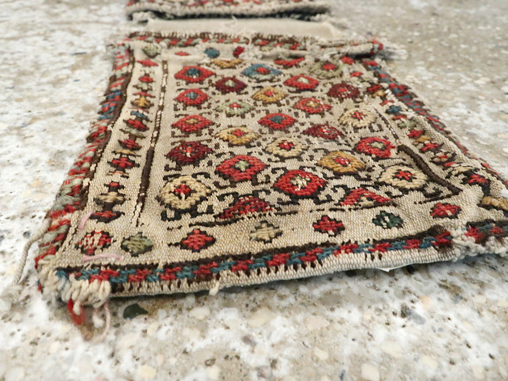 Antique Central Asian Soumak Saddlebag, No.25480 - Galerie Shabab
