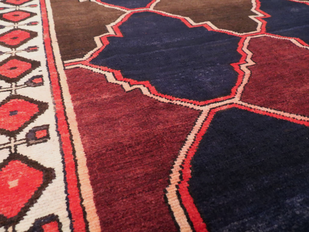 Vintage Persian Bakhtiari Carpet, No.25532 - Galerie Shabab