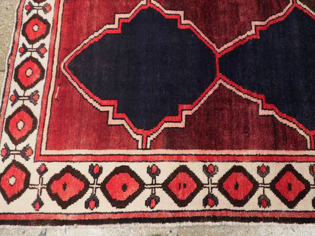 Vintage Persian Bakhtiari Carpet, No.25532 - Galerie Shabab