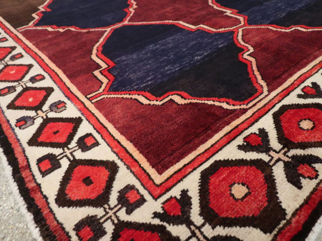 Vintage Persian Bakhtiari Carpet, No.25532 - Galerie Shabab
