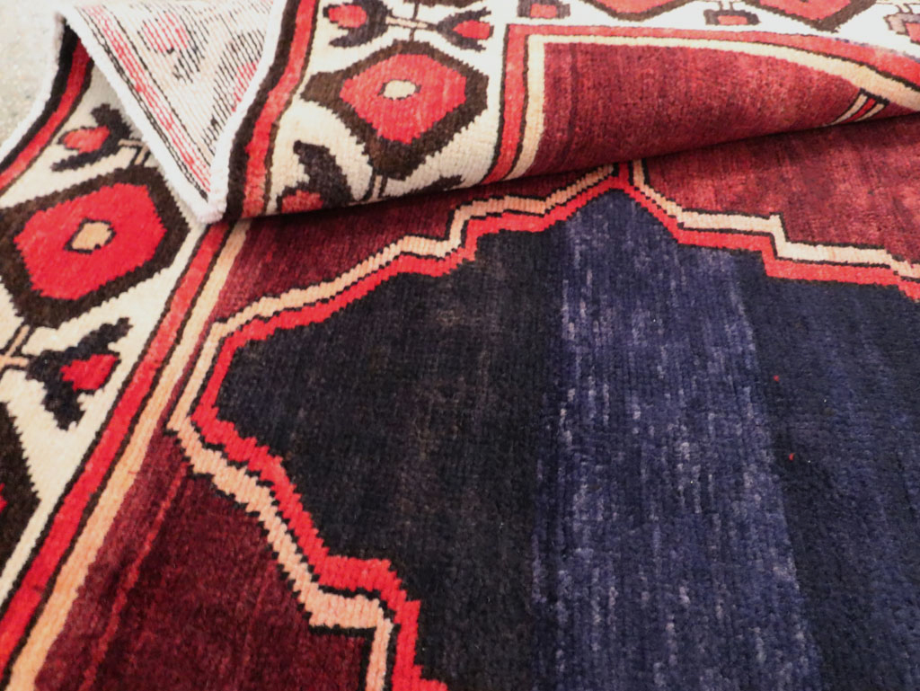 Vintage Persian Bakhtiari Carpet, No.25532 - Galerie Shabab