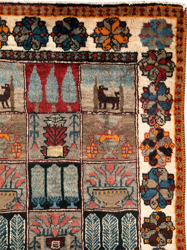 Vintage Persian Bakhtiari Rug, No.25639 - Galerie Shabab