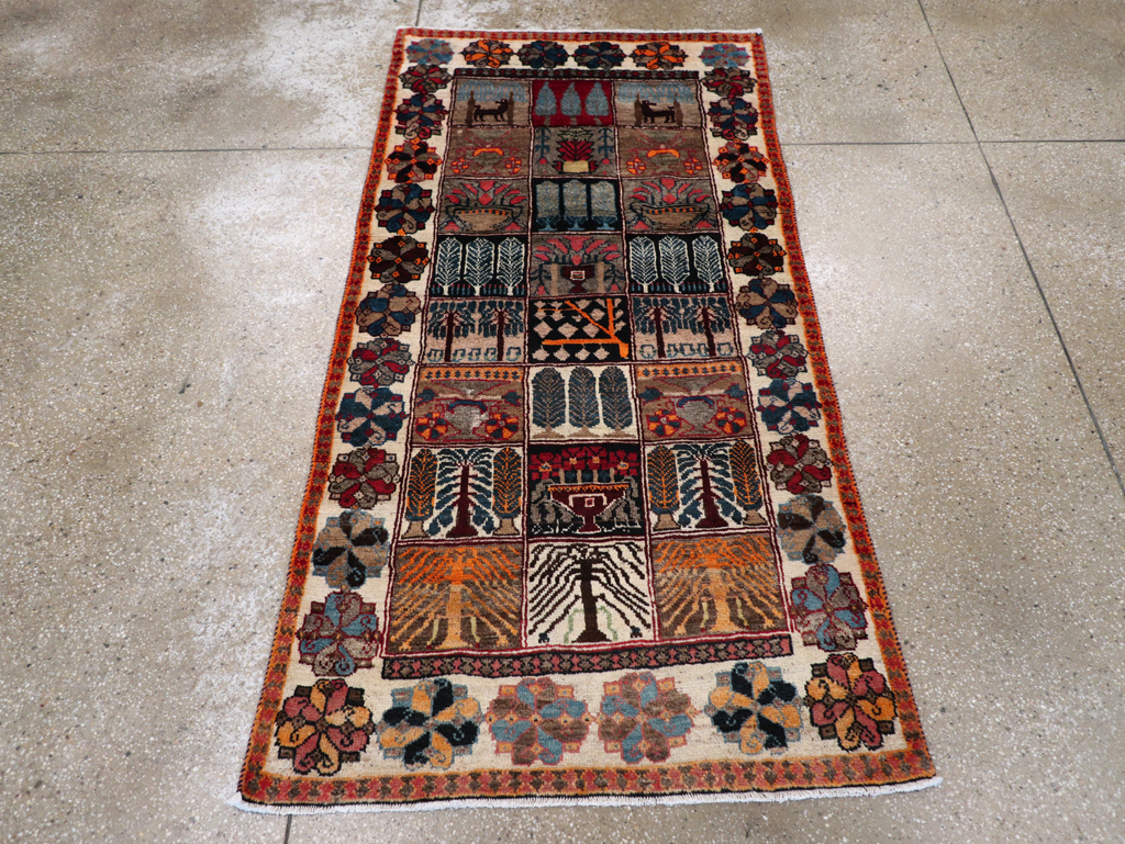 Vintage Persian Bakhtiari Rug, No.25639 - Galerie Shabab