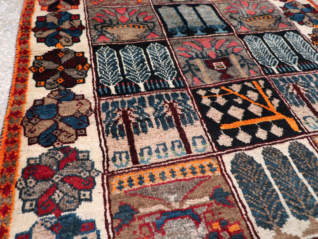 Vintage Persian Bakhtiari Rug, No.25639 - Galerie Shabab