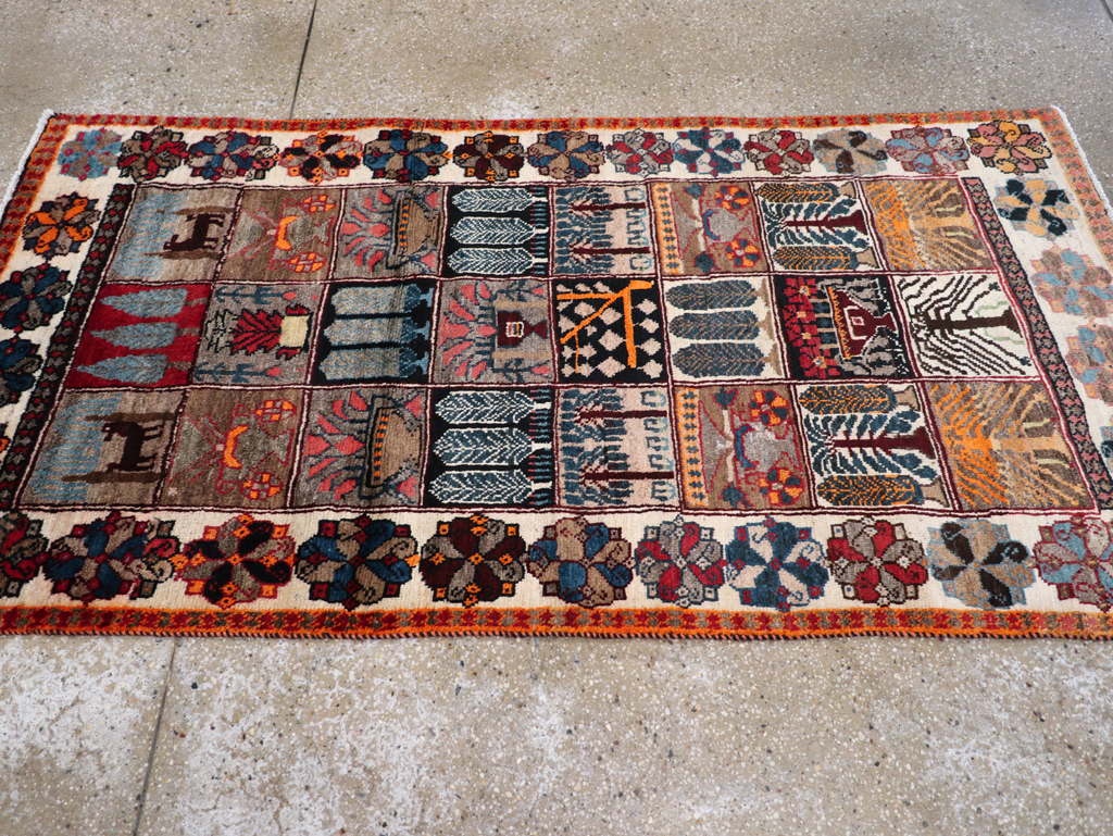 Vintage Persian Bakhtiari Rug, No.25639 - Galerie Shabab