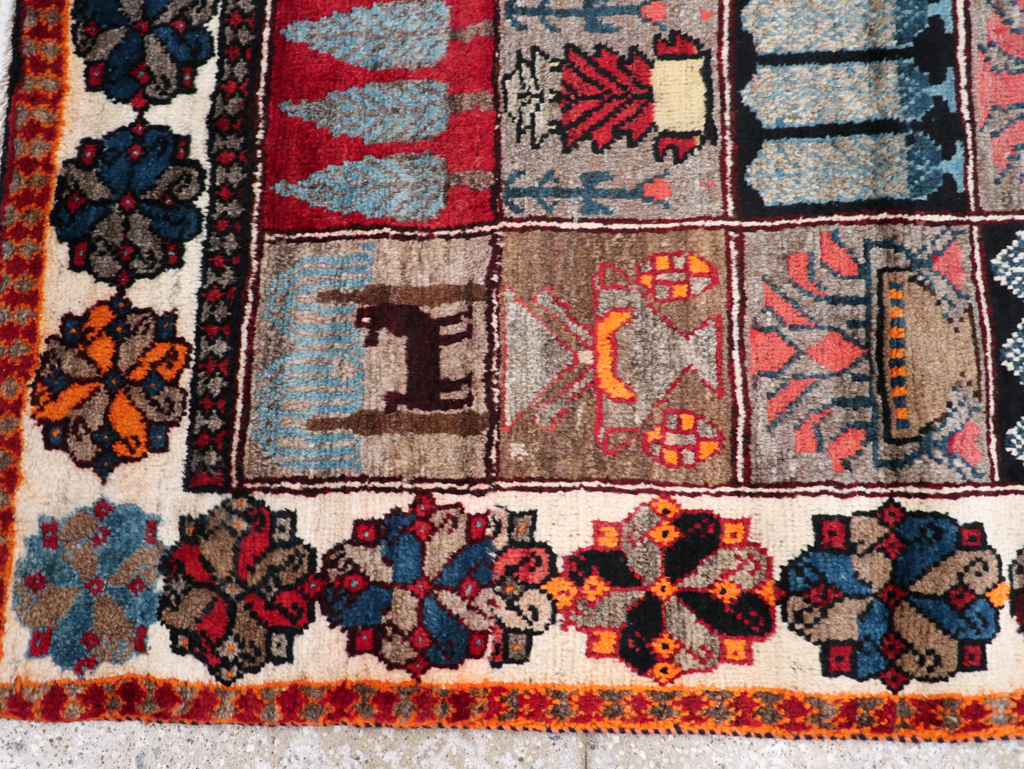 Vintage Persian Bakhtiari Rug, No.25639 - Galerie Shabab