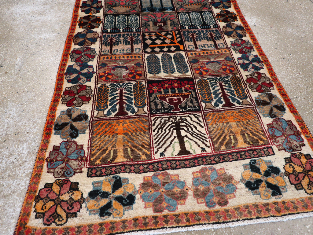 Vintage Persian Bakhtiari Rug, No.25639 - Galerie Shabab