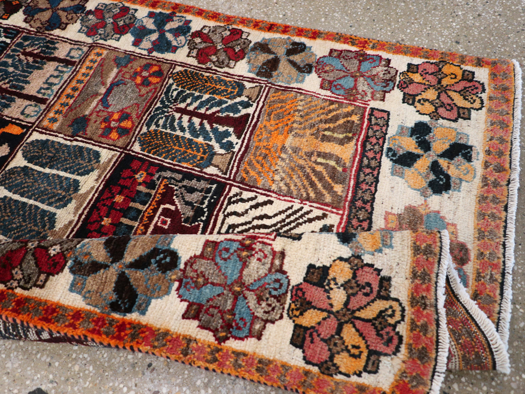 Vintage Persian Bakhtiari Rug, No.25639 - Galerie Shabab