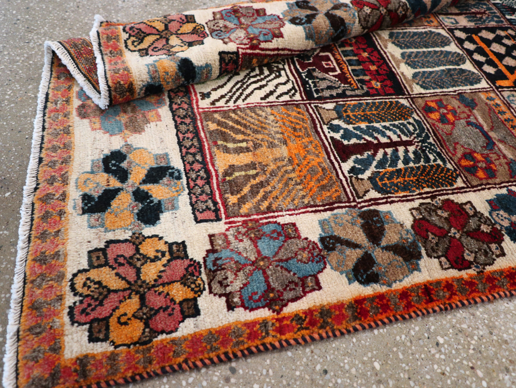 Vintage Persian Bakhtiari Rug, No.25639 - Galerie Shabab