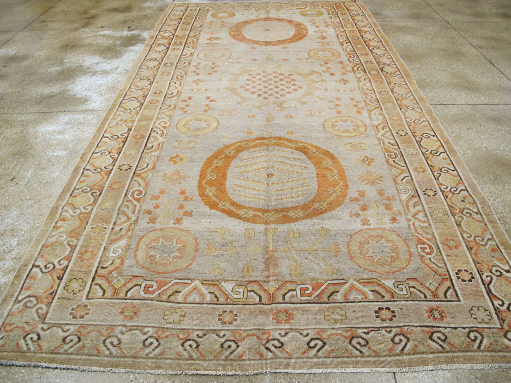 Antique East Turkestan Khotan Gallery Carpet, No.25677 - Galerie Shabab