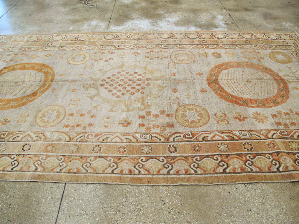 Antique East Turkestan Khotan Gallery Carpet, No.25677 - Galerie Shabab