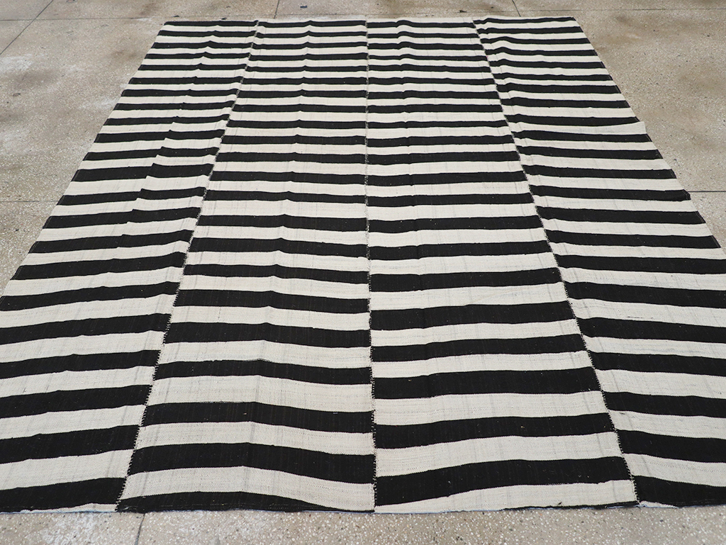 Vintage Persian Flatweave Kilim Accent Carpet, No.25840 - Galerie Shabab