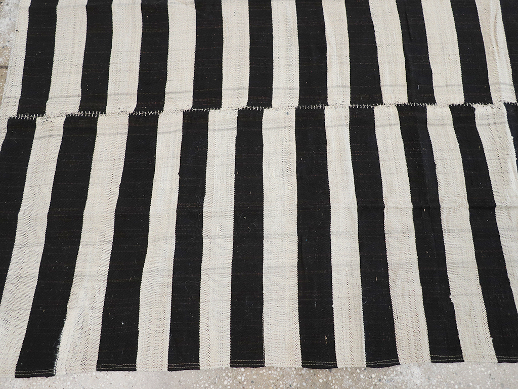 Vintage Persian Flatweave Kilim Accent Carpet, No.25840 - Galerie Shabab