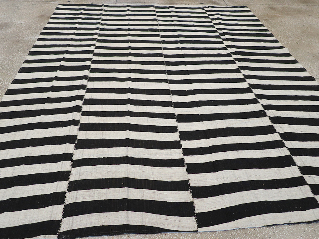 Vintage Persian Flatweave Kilim Accent Carpet, No.25840 - Galerie Shabab