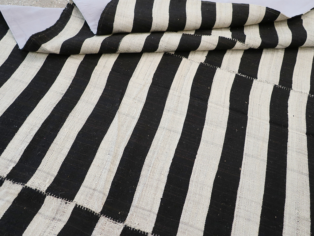 Vintage Persian Flatweave Kilim Accent Carpet, No.25840 - Galerie Shabab