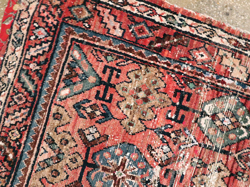 Vintage Persian Hamadan Distressed Rug, No.25928 - Galerie Shabab