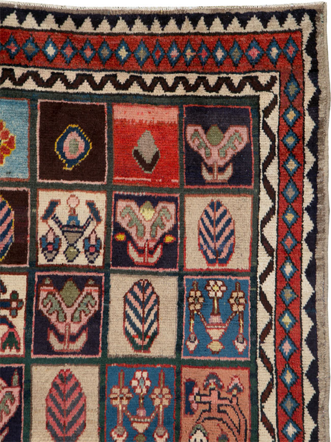 Vintage Persian Bakhtiari Rug, No.25930 - Galerie Shabab