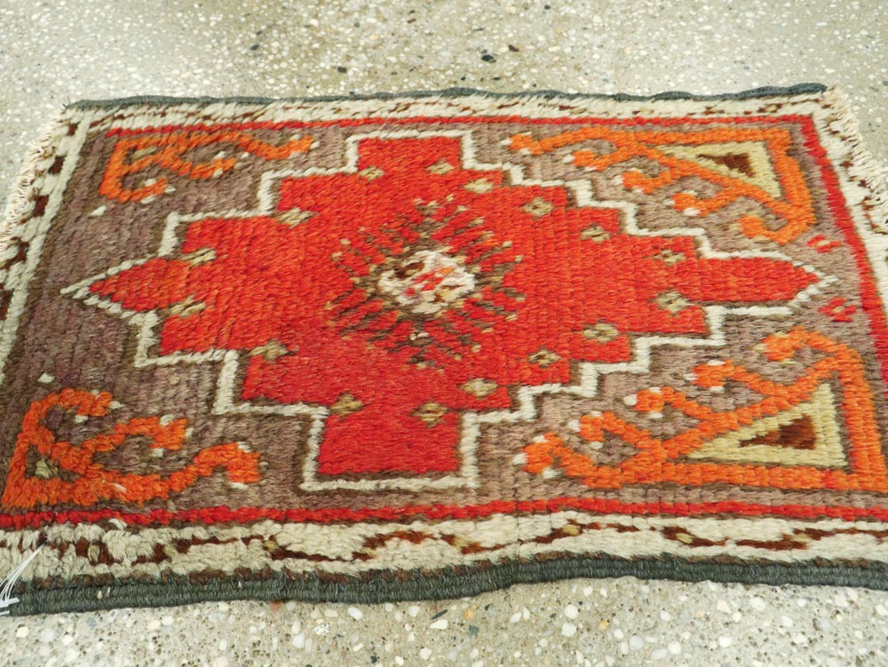 Vintage Turkish Anatolian Throw Rug, No.26032 - Galerie Shabab