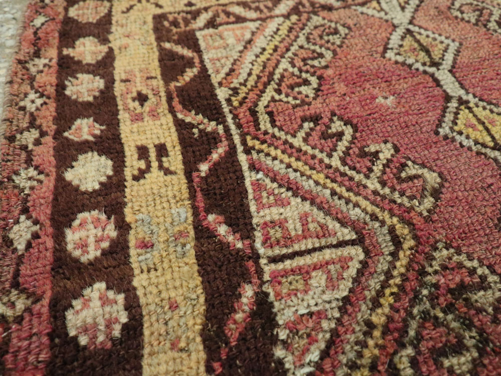 Vintage Turkish Anatolian Throw Rug, No.26037 - Galerie Shabab