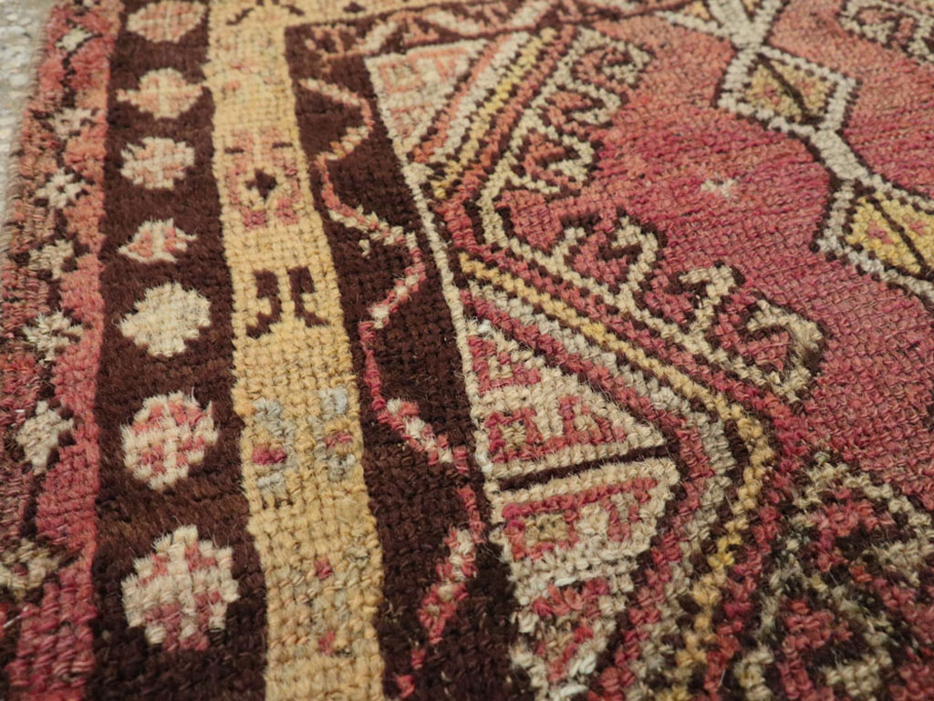 Vintage Turkish Anatolian Throw Rug, No.26037 - Galerie Shabab