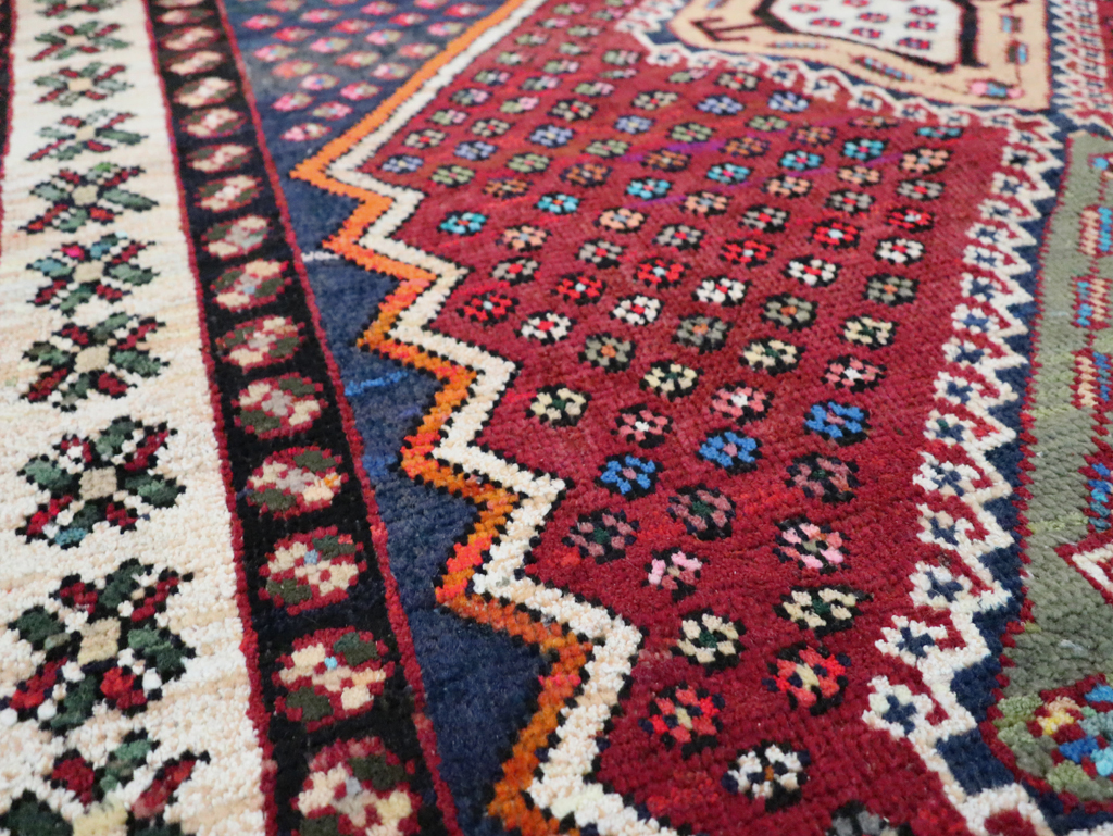 Vintage Persian Shiraz Rug, No.26248 - Galerie Shabab