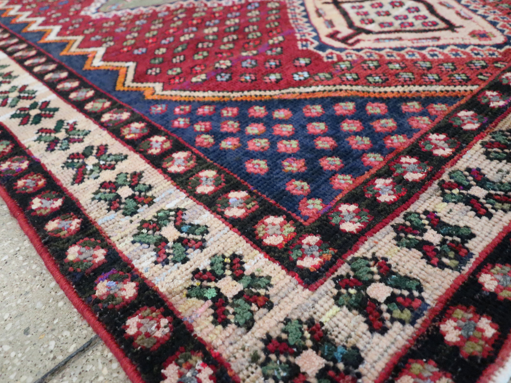 Vintage Persian Shiraz Rug, No.26248 - Galerie Shabab