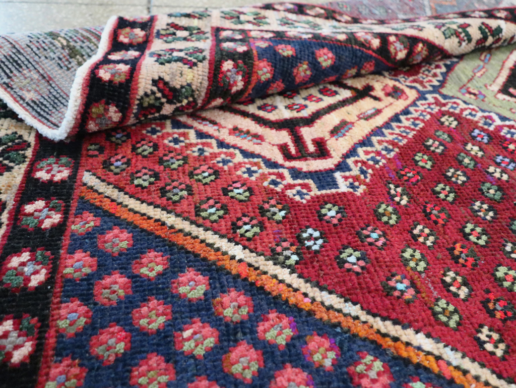 Vintage Persian Shiraz Rug, No.26248 - Galerie Shabab