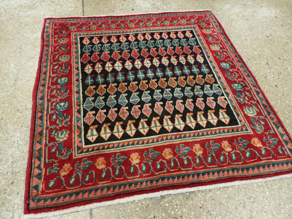 Vintage Persian Mahal Square Rug, No.26305 - Galerie Shabab