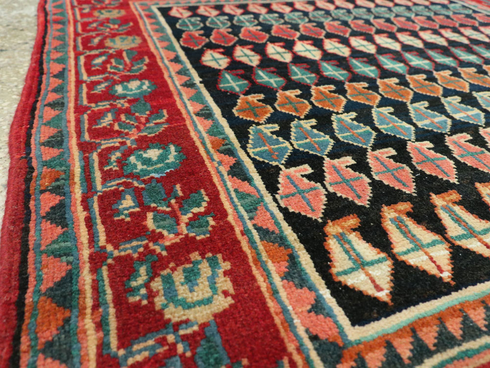 Vintage Persian Mahal Square Rug, No.26305 - Galerie Shabab