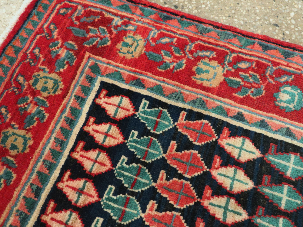 Vintage Persian Mahal Square Rug, No.26305 - Galerie Shabab