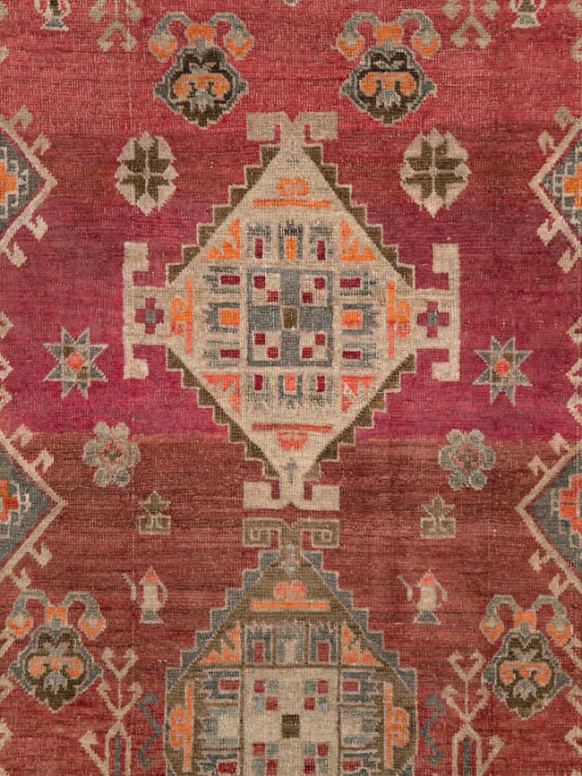 Vintage Turkish Anatolian Accent Carpet, No.26519 - Galerie Shabab