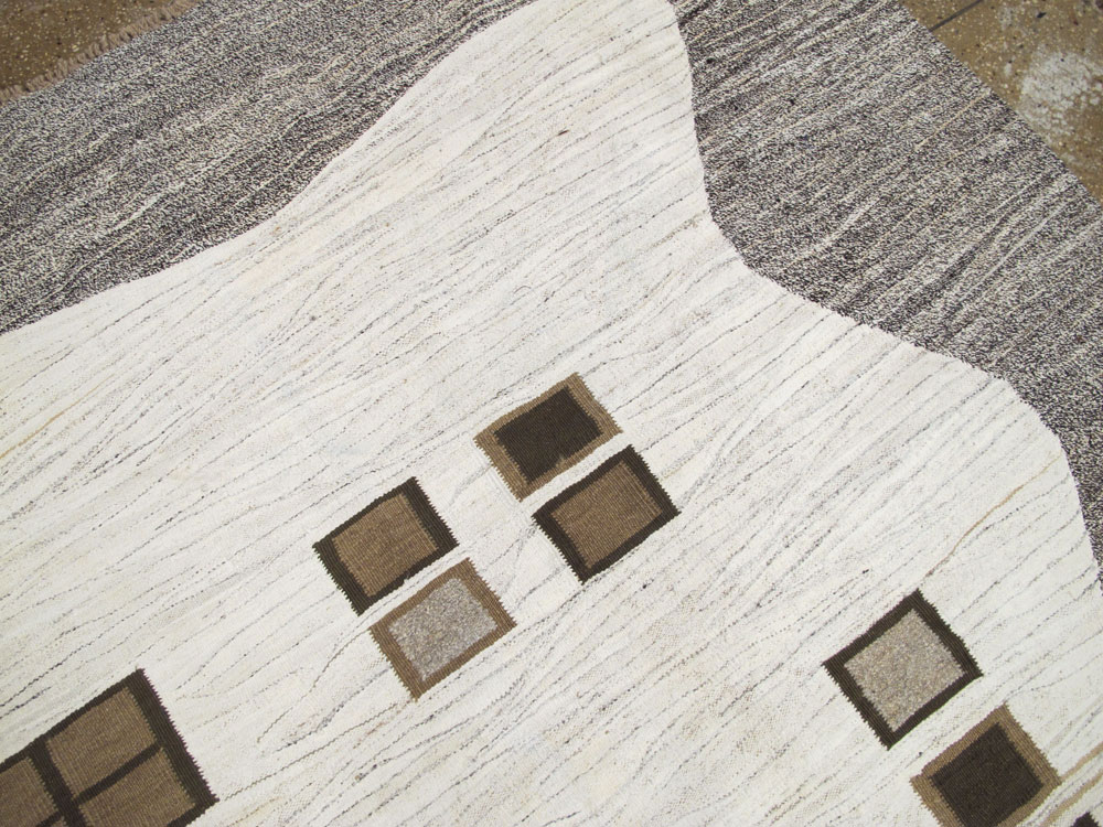 Modern Turkish Flatweave Kilim Room Size Carpet, No.27164 - Galerie Shabab