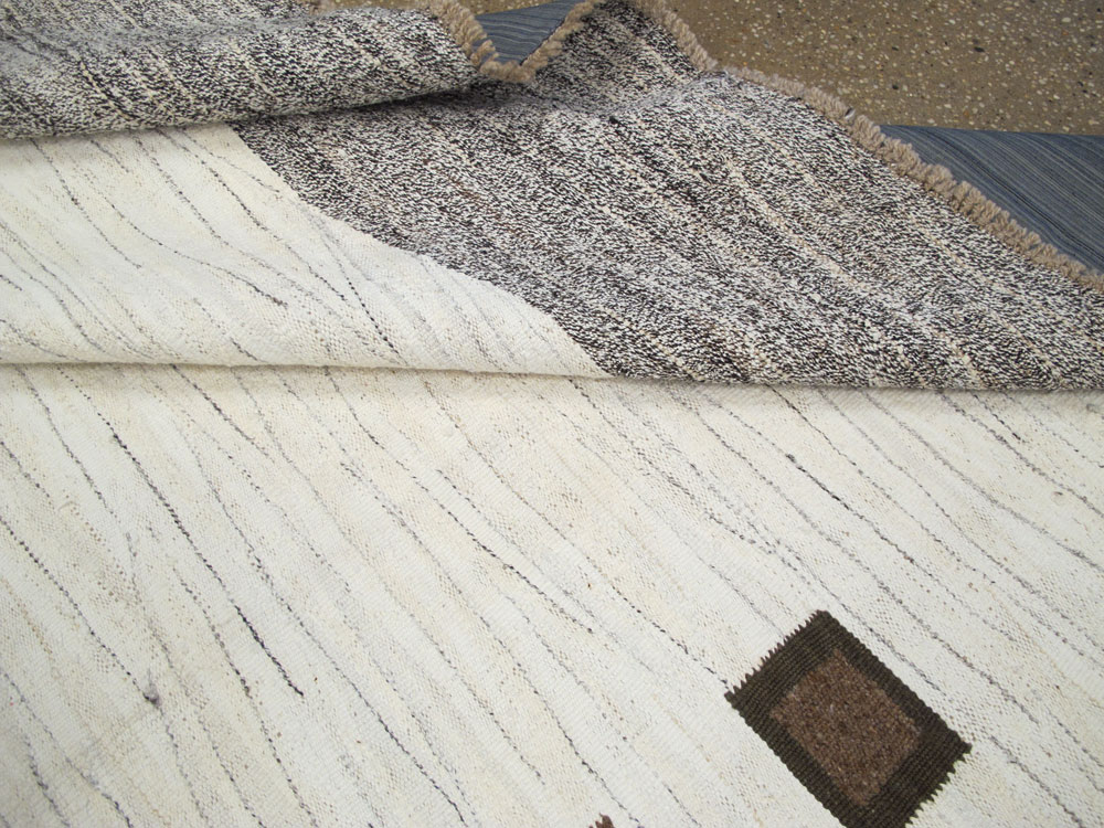 Modern Turkish Flatweave Kilim Room Size Carpet, No.27164 - Galerie Shabab