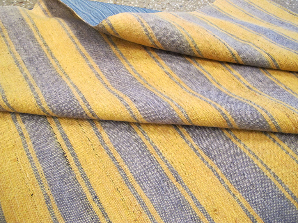 Vintage Turkish Flatweave Kilim Accent Rug, No.27173 - Galerie Shabab