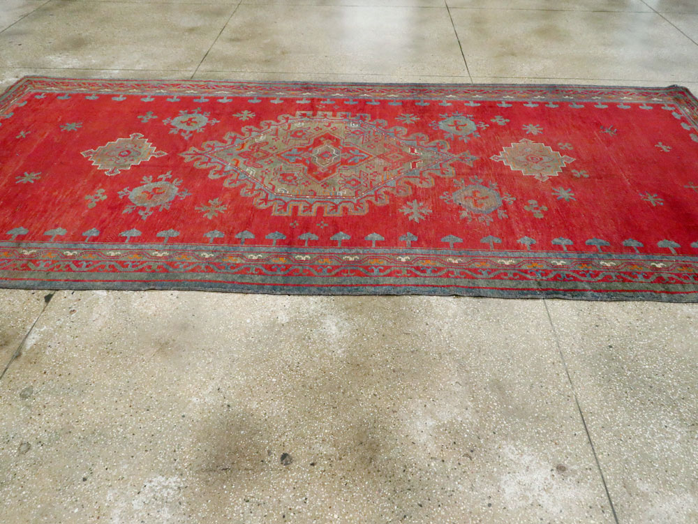 Antique Oushak Gallery Carpet, No.27244 - Galerie Shabab