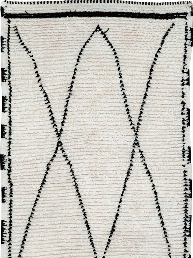 Contemporary Moroccan Runner, No.27246 - Galerie Shabab