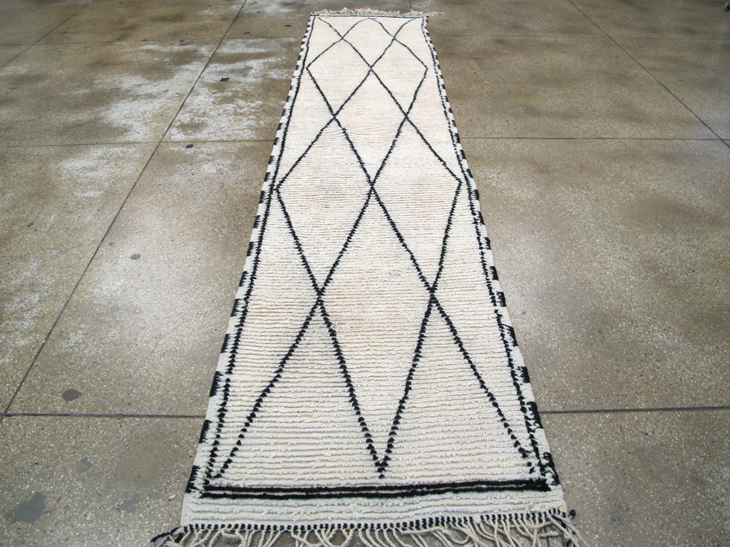 Contemporary Moroccan Runner, No.27246 - Galerie Shabab
