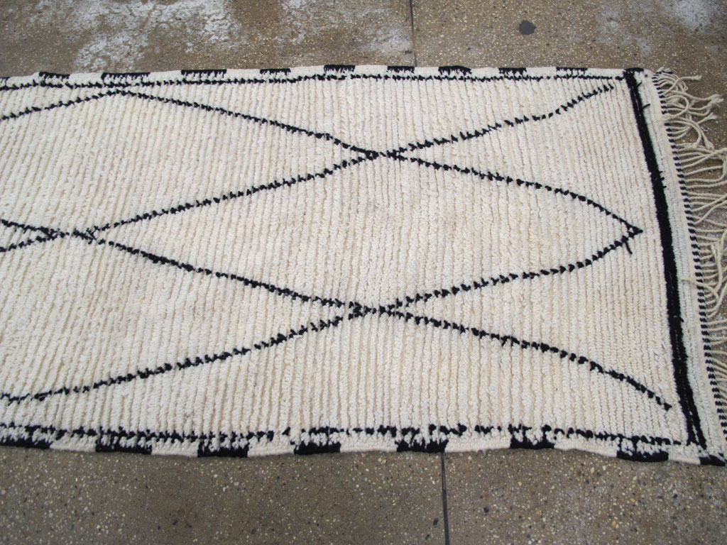 Contemporary Moroccan Runner, No.27246 - Galerie Shabab