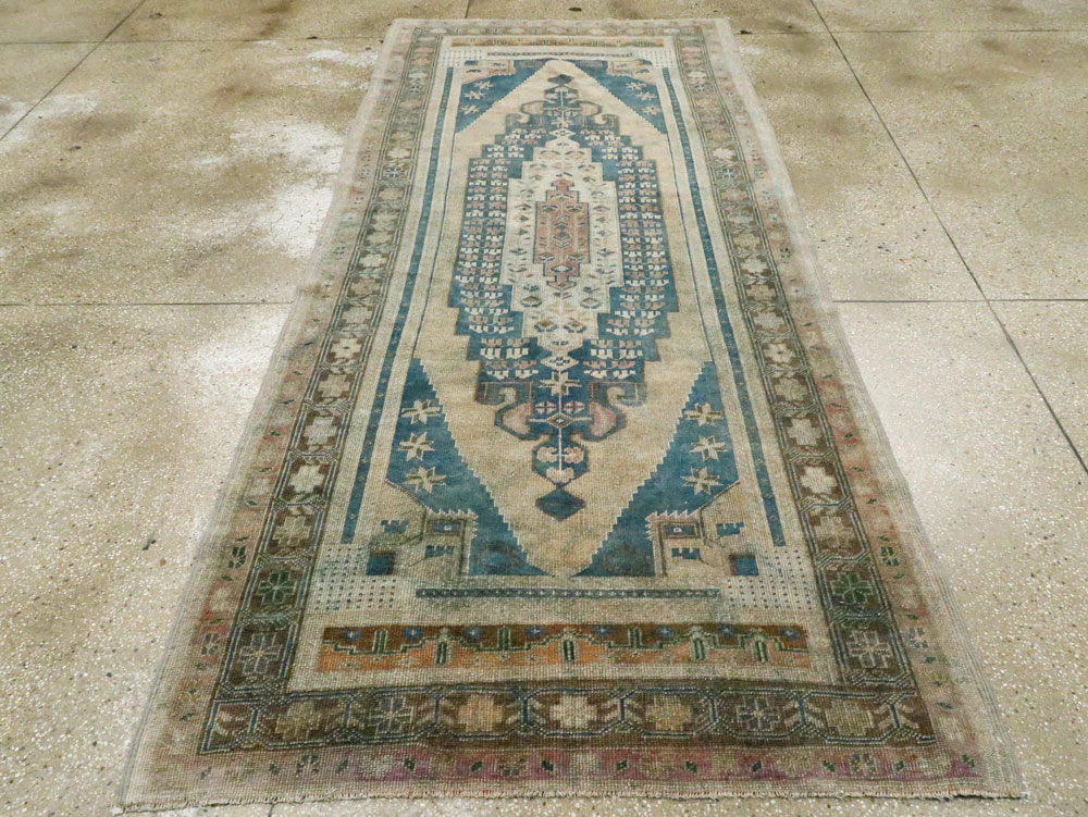 Vintage Turkish Anatolian Gallery Rug, No.27280 - Galerie Shabab
