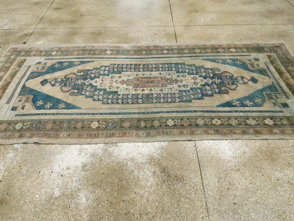 Vintage Turkish Anatolian Gallery Rug, No.27280 - Galerie Shabab